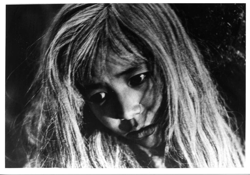 Image du film : La Fille aux cheveux blancs, ZHANG Shuihua, WANG Bin, 1950